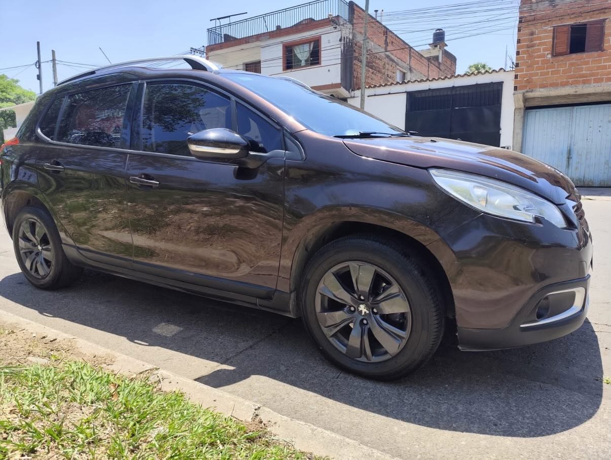 Peugeot 2008: Vista lateral delantera