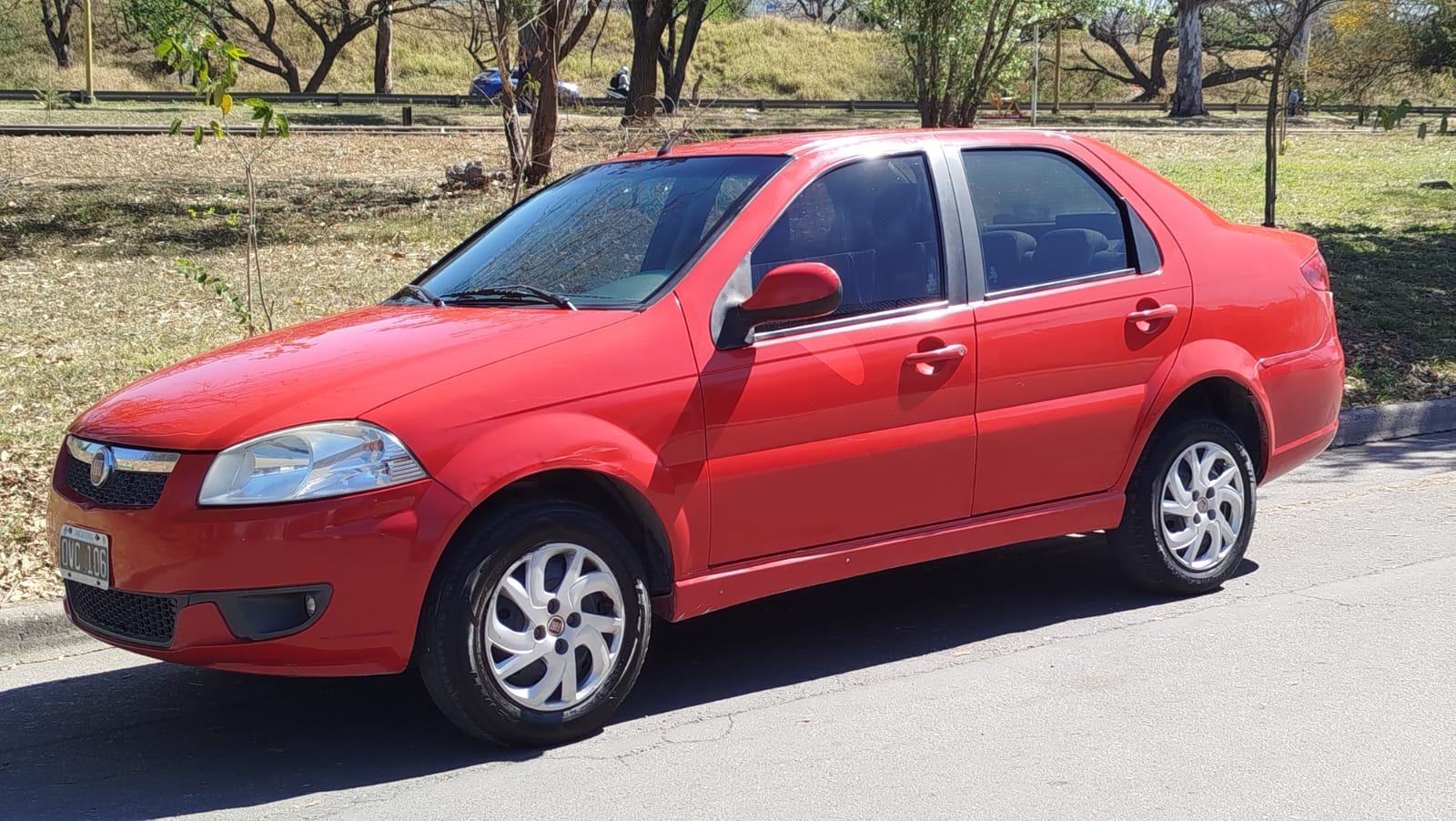 Fiat Siena 2015: Frente y lateral izquierdo