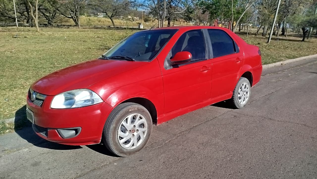 Fiat Siena 2015: Vista delantera en diagonal