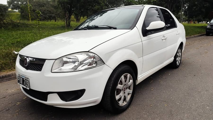 Fiat Siena: Frente y lateral izquierdo