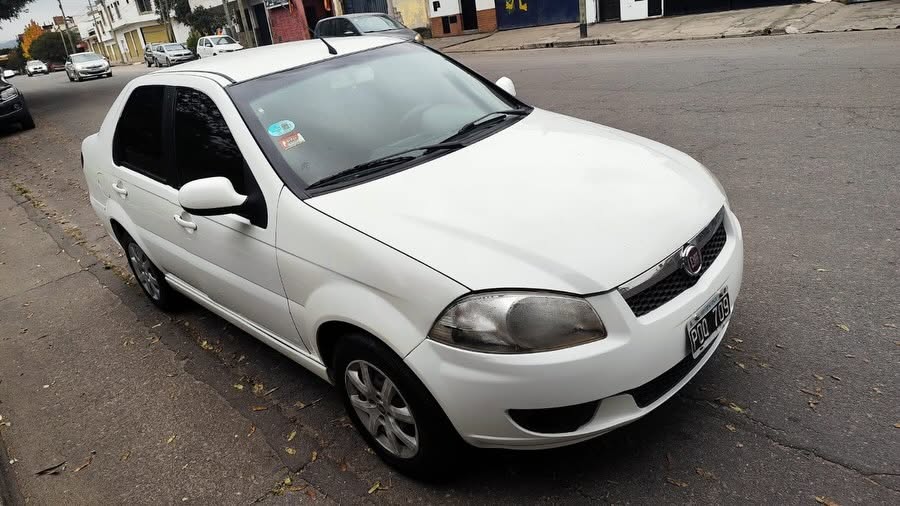 Fiat Siena: Frente y lateral derecho