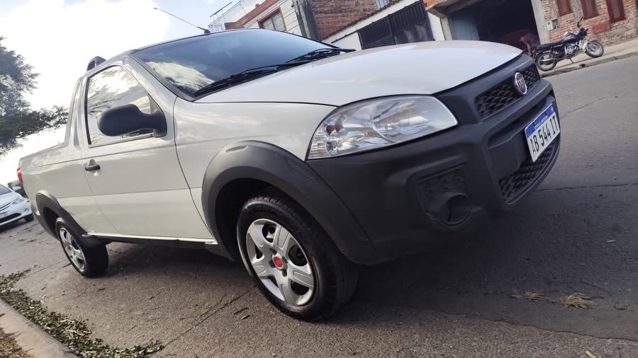 Fiat Strada Trekking: Frente y lateral derecho